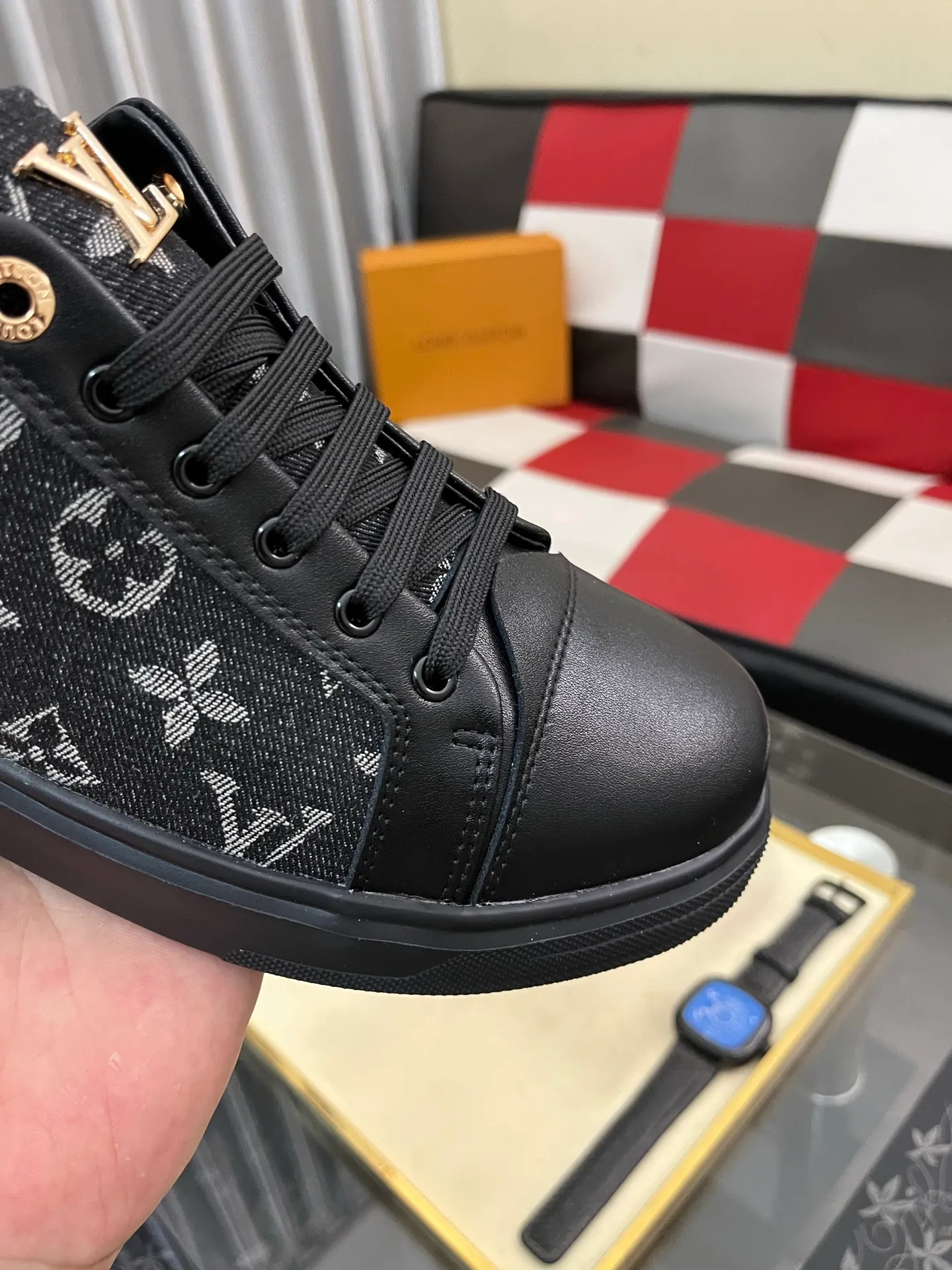 Men's shoes 💰400⌚️⌚️《Louis vuitton/LV Louis Vuitton》original quality.~ Unique modern style sneakers. 🏃A must-have casual shoe for trendy men😍😍 Original brand imported from Italy, imported original leather, cowhide lining (refuses to discolor and grind feet) sole: original sole provided by the original factory, French lazy style design ⚠️Fit to the feet, original quality, super comfortable original sole. Code number: 38-443️⃣Colors available